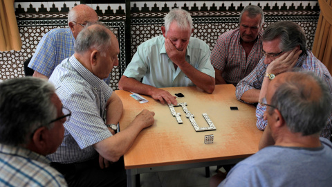 Varios jubilados juegan una partida de dominó enun centro de la tercera edad en la localidad malagueña de Benalmádena. REUTERS / Jon Nazca