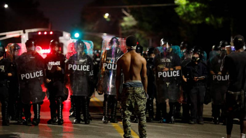 Un manifestante se encara con agentes de la Policía en San Luis (EEUU). | WHITNEY CURTIS (EFE)