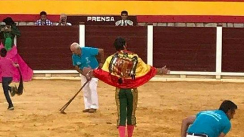 El torero Padilla se pasea con una bandera franquista en una corrida.