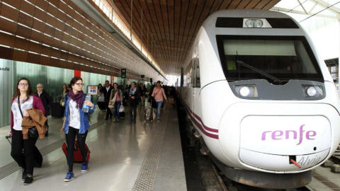 Viajeros de AVE de Renfe. E.P.