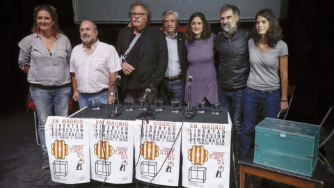 Los asistentes al acto a favor del referéndum soberanista en Catalunya organizado por la asociación "Madrileños por el derecho a decidir" en el Teatro del Barrio, en Madrid. EFE/Emilio Naranjo