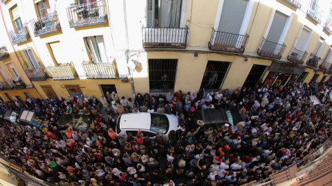 Decenas de personas asisten al acto a favor del referéndum soberanista en Catalunya organizado por la asociación "Madrileños por el derecho a decidir" hoy en el Teatro del Barrio, en Madrid. REUTERS/Sergio Pérez