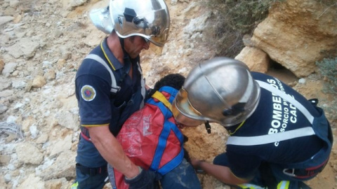 Los bomberos rescatan al perro.