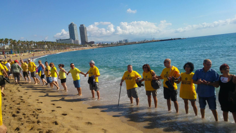 Protesta de veïns de la Barceloneta contra el turisme massiu. FOTO: Guillem Amatller