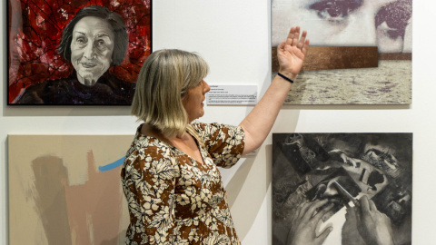 La artista Dora Román, autora de la obra 'Las lágrimas de Dora Maar', en la exposición ‘Las mujeres en la vida de Picasso’.