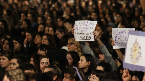 Cientos de personas durante una manifestación convocada por el Movimiento Feminista de Euskal Herria por el 8M