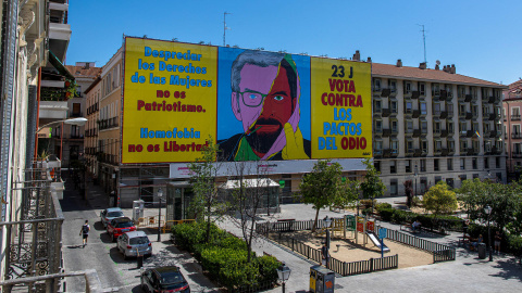 Lona de 400 metros cuadrados de Avaaz, en la plaza Pedro Cerolo, a lunes 10 de julio.