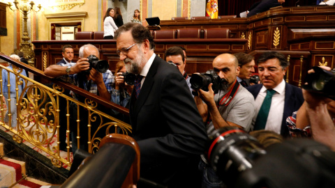 El presidente del Gobierno y del PP, Mariano Rajoy, a su llegada al Pleno del Congreso extraordinario para debatir sobre la trama Gürtel y la cakja B del PP. REUTERS/Paul Hanna