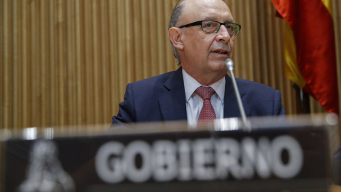 El ministro de Hacienda, Cristóbal Montoro, durante su comparecencia en comisión en el Congreso. EFE/JuanJo Martín