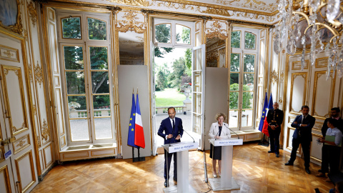 El primer ministro francés, Edouard Philippe, y la ministra de Trabajo, Muriel Penicaud,presentan el proyecto de reforma laboral del Gobierno de Emmanuel Macron, en el Palacio de Matignon, en París. REUTERS/Charles Platiau