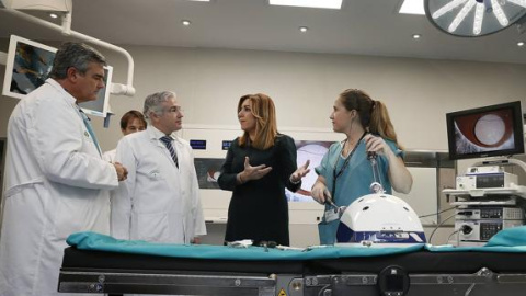 La presidenta de la Junta en la inauguración ayer de un quirófano en el Virgen del Rocío / EFE