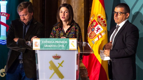 El periodista Manu Marlasca (primero a la derecha) en una entrega de premios de la Guardia Civil.