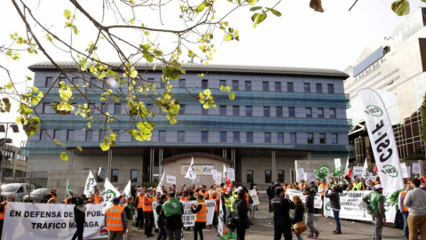 Imagen de archivo de una concentración de los examinadores del carné ante la sede central de la DGT / EFE