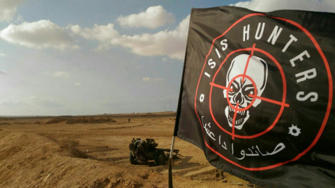 La bandera de los "Cazadores del ISIS" ondea en la ciudad siria de Palmira /ISIS Hunters