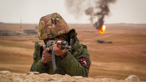 Miembro de los "Cazadores del ISIS" en el campo de gas de Palmira /ISIS Hunters