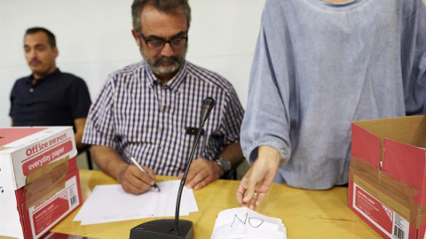 El asesor del comité de huelga de los trabajadores de Eulen del Aeropuerto de Barcelona-El Prat, Juan Carlos Giménez, durante el recuento de los resultados de las votaciones llevadas a cabo en la asamblea celebrada hoy en el Prat de Llobregat (Barcelona