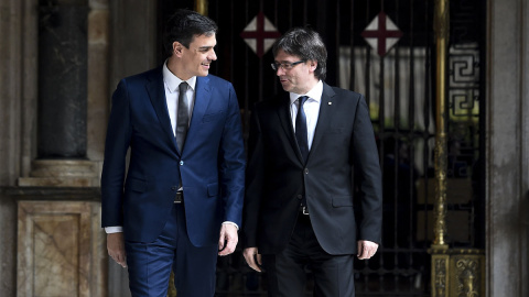 Carles Puigdemont y Pedro Sánchez, en su primera reunión en el Palau de la Generalitat, en marzo de 2016. EFE