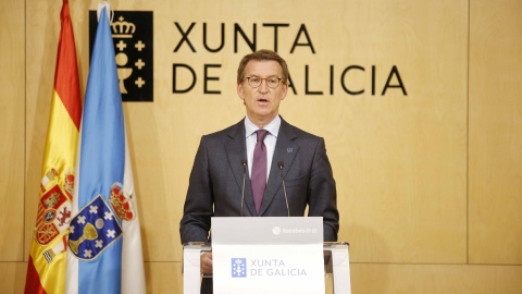 El líder del PP, Alberto Núñez Feijóo, interviene ante los medios de comunicación tras una reunión del Consello de la Xunta en Vigo en de abril de 2022. E.P./Javier Vázquez