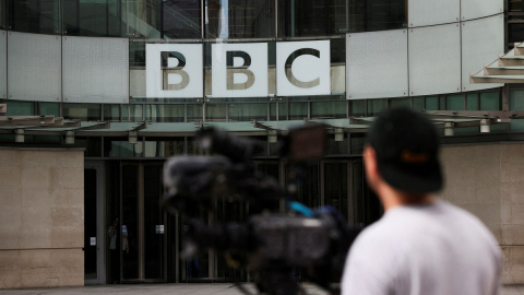 Un cámara trabaja fuera de la sede de la BBC en Londres, a 10 de julio de 2023