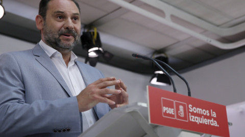 El secretario de Organización del PSOE, José Luis Ábalos, durante una rueda de prensa que ofrece en Ferraz. EFE/FERNANDO ALVARADO