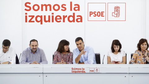 El secretario general del PSOE, Pedro Sánchez (3d), junto a la presidenta del partido, Cristina Narbona (3i); el secretario de Área de Política Federal, Patxi López (i); el secretario de Organización, José Luis Ábalos (2i); la vicesecretaria, Adria