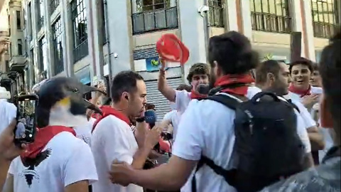 El periodista de RTVE Adrián Arnau, durante una difícil conexión en directo en Pamplona (Navarra).