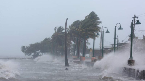 Olas de gran tamaño en las calles de Fajardo (Puerto Rico) al paso del huracán Irma. | ALVIN BAEZ (EFE)