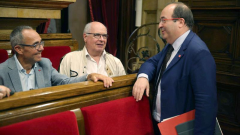 El presidente del grupo parlamentario del PSC, Miquel Iceta (d) habla con el presidente del grupo parlamentario de CSQEP, Lluís Rabell (c) y el portavoz del grupo, Joan Coscubiela (i) tras volver a suspenderse el pleno por una nueva petición para reunir