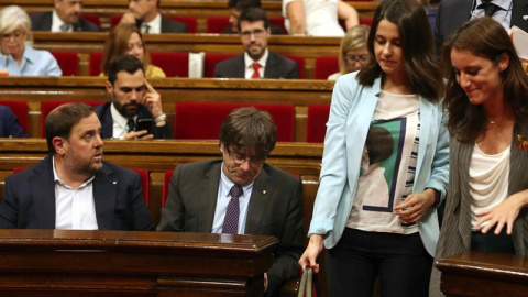 El presidente de la Generalitat de Cataluña, Carles Puigdemont (c) y el vicpresidente del Govern, Oriol Junqueras (i) y la presidenta del grupo parlamentario de Ciudadanos, Inés Arrimadas (2d), momentos antes de abandonar hoy el hemiciclo del Parlament 