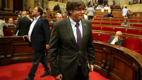 El presidente de la Generalitat de Cataluña, Carles Puigdemont (c) y el vicpresidente del Govern, Oriol Junqueras (i) y la presidenta del grupo parlamentario de Ciudadanos, Inés Arrimadas (2d), momentos antes de abandonar hoy el hemiciclo del Parlament 