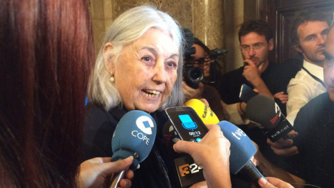 La diputada de CSQP Angels María Castells, en los pasillos del Parlament de Catalunya. ELENA PARREÑO