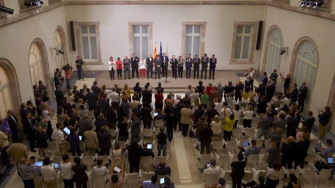 El presidente de la Generalitat, Carles Puigdemont, acompañado por los miembros de la mesa durante la declaración institucional tras la firma de la convocatoria del referéndum y la aprobación de la ley esta noche en el Parlament, en Barcelona. EFE/Ale