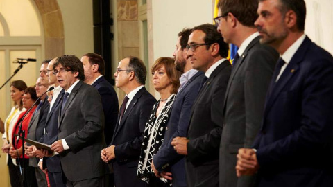 El presidente de la Generalitat, Carles Puigdemont (i), acompañado por los miembros de la mesa durante la declaración institucional tras la firma de la convocatoria del referéndum. | ALEJANDRO GARCÍA (EFE)