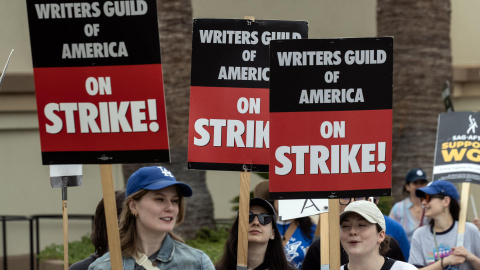 Guionistas mientras se manifiestan frente a los estudios Paramount en Los Ángeles, California (EE.UU)