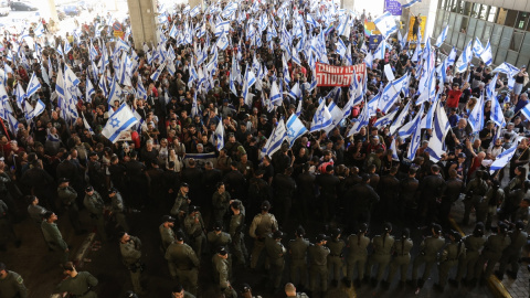 Agentes de Policía de Israel tratan de contener una manifestación masiva en el Aeropuerto de Tel Aviv contra la reforma judicial del Gobierno de Benjamin Netanyahu.