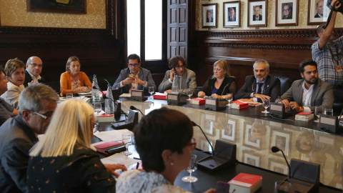 La presidenta del Parlament, Carme Forcadell, preside la Mesa del Parlament y la junta de portavoces, celebrada tras la solicitud de Junts pel Sí y de la Cup de la alteración del orden del día para incluir el debate y tramitación de la Ley de Transito