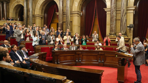 El portavoz de CSQEP, Joan Coscubiela, aplaudido por diputados del PSC,Ciudados y PPC a excepción de algunos diputados de su formación, defiende su posición, en el Pleno del Parlament, tras solicitud de Junts pel Sí y de la Cup de la alteración del o