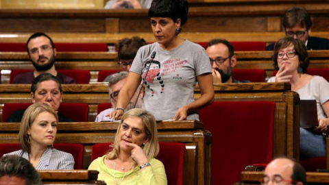 La diputada de la Cup, Anna Gabriel, apoya la solicitud de Junts pel Sí y de la Cup sobre la alteración del orden del día para incluir el debate y tramitación de la Ley de Transitoriedad Jurídica. EFE/Toni Albir