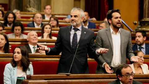 El portavoz del grupo parlamentario de Ciudadanos Carlos Carrizosa (c) y el secretario de comunicación de Cs, Fernando de Páramo (d), protestan tras la solicitud de Junts pel Sí y de la Cup sebre la alteración del orden del día en el Parlament. EFE/T