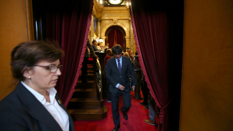 El president de la Generalitat, Carles Puigdemont, abandona por un momento el Pleno del Parlament, en la sesión en la que se ha introducido el debate de la ley de transitoriedad. REUTERS/Albert Gea