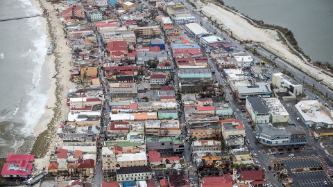 El "extremadamente peligroso" Irma mantiene vientos máximos sostenidos de 285 kilómetros/hora y se desplaza hacia el oeste-noroeste con una velocidad de traslación de 28 kilómetros/hora / REUTERS