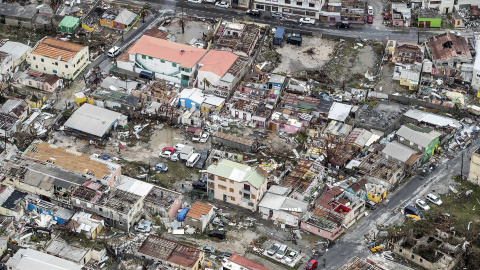 Fotografía facilitada por el Departamento de Defensa de Holanda que muestra una vista aérea de los daños causados por el huracán Irma a su paso por Philipsburg, en la isla de San Martin / EFE