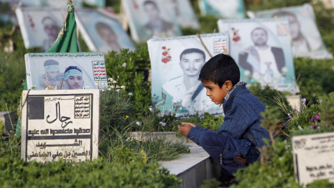 Un niño yemení entre las tumbas de un cementerio en Sanaa, la capital e Yemen. AFP/Mohammed Huwais