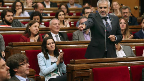 El portavoz de Ciudadanos, Carlos Carrizosa, junto a la presidenta del grupo, Inés Arrimadas, se dirige al presidente de la Generalitat, Carles Puigdemont. - EFE