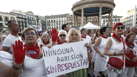 10/07/2023 - Cientos de personas se concentraron este lunes en la Plaza del Castillo, Pamplona, en apoyo a la víctima de una agresión sexual durante los Sanfermines.