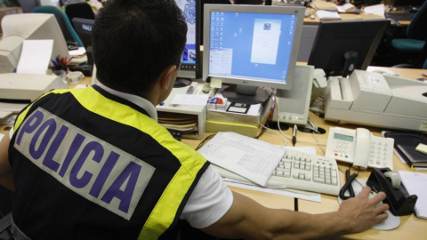 Agentes adscritos al Grupo de Delitos Tecnológicos de la Brigada Provincial de Policía Judicial de Las Palmas han detenido a un hombre de 51 años que se olvidó y dejó conectado en un ordenador de una biblioteca pública de la capital grancanaria un p