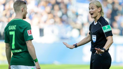 La árbitro Bibiana Steinhaus durante un momento del partido entre el Hertha de Berlín y el Werder Bremen. | EFE