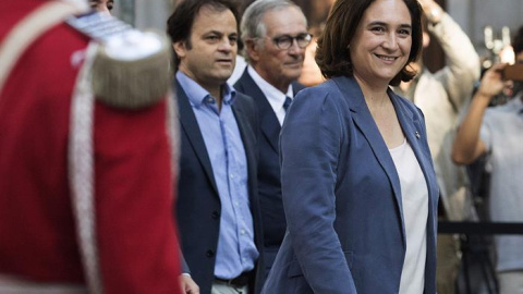 La alcaldesa de Barcelona, Ada Colau, tras la ofrenda floral al monumento a Rafael Casanova con motivo de la Diada. EFE/Marta Pérez