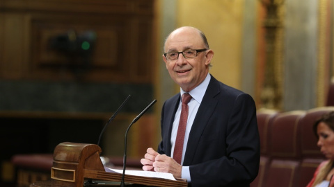 El ministro de hacienda, Cristóbal Montoro, en la tribuna del Congreso, en el debate de los Presupuestos de 2017. E.P.