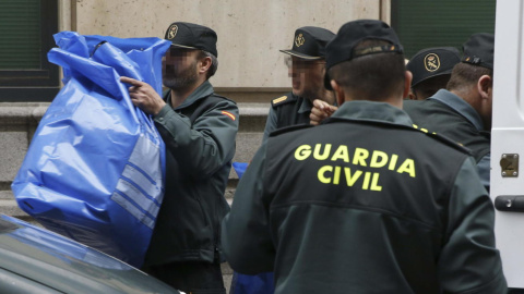 Agentes de la Guardia Civil, en una operación policial en Catalunya. EFE